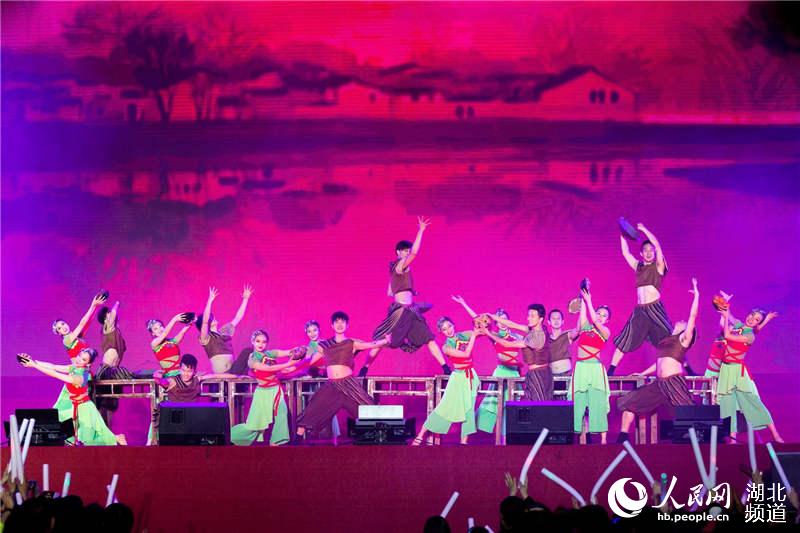 武汉歌舞团表演老米酒歌舞