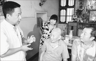 八月二十六日，万少华（左一）到衢州市航埠镇姚家村看望“烂脚病”患者姚贵土及其家人。