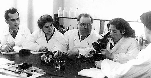 1954年，陈文新在苏联季米里亚捷夫农学院与导师费德洛夫（左三）及其他研究生在一起