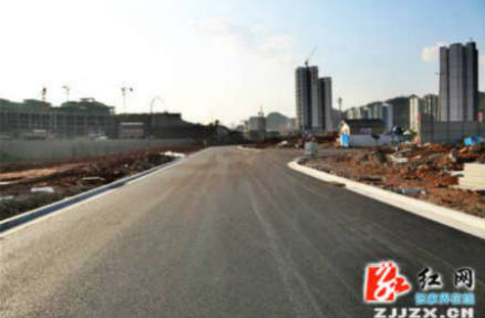 　　老观潭滨河路项目完成沥青路面摊铺。网络图