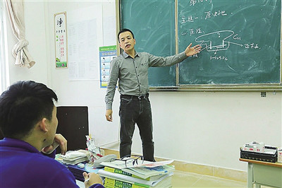 董义林在课堂上讲课。网络图