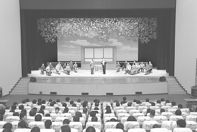 现代评剧《咱家老李》在阜城县群众艺术中心成功首演。网络图