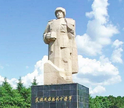 杨靖宇烈士雕像。网络图