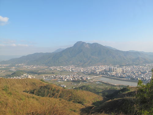 火山嶂和县城一角（拍摄于2016年春）