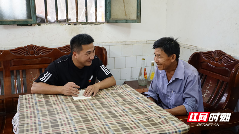 肖峰走访村民，了解他们的生产生活所需。.jpg
