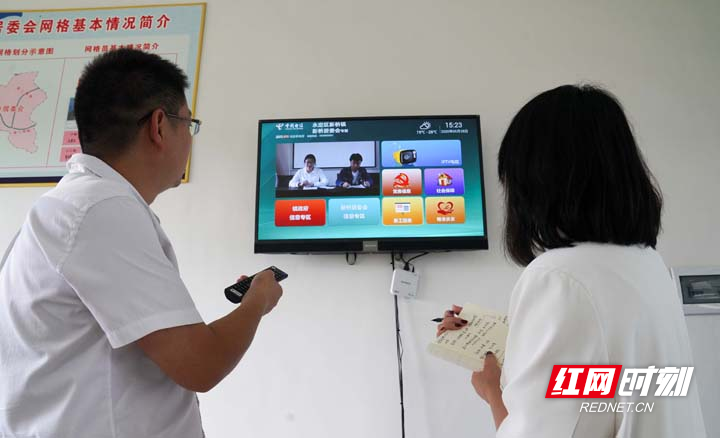 6、谢坚正向记者介绍“智慧新桥专版IPTV”系统.jpg