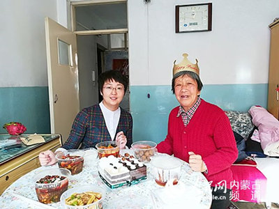 陈晓玲（左）为社区老人过生日。网络图