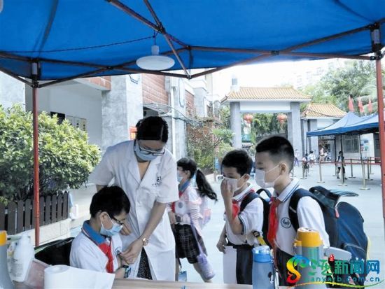 王丽娜在检查学生“校卡”。 三亚传媒融媒体记者 王鑫 摄