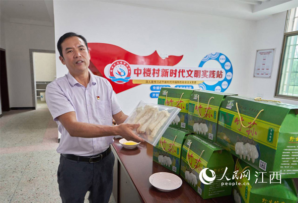 王道玖正在向记者介绍农产品。刘峰 摄